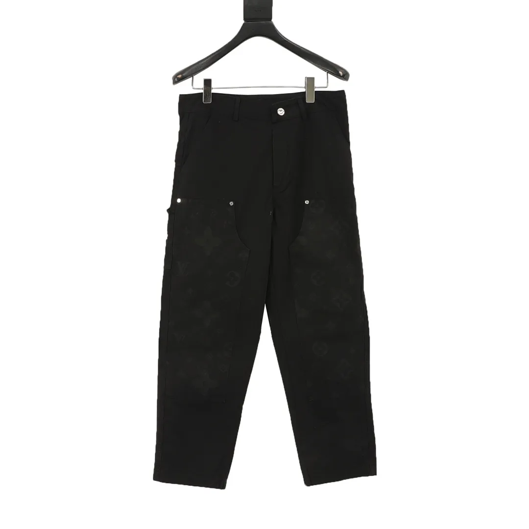 🅿️390 Louis Vuitton/Louis Vuitton workwear presbyopic letter trousers The fabric is made of custom-made canvas fabric, which is silky and super soft compared to the original. The texture and strands of the fabric are clear and obvious, and the drape is first-class. The workmanship is exquisite and meets the foreign trade export standards. There are 4.5 stitches per centimeter. Every seam is pressed with open thread, and the wiring is as neat as a ruler. , Made of woven floral cotton ribbon, the weaving is tight and soft to the touch. The embroidery process uses Behringer embroidery machine, which makes the embroidery color more full and the embroidery more three-dimensional. The pattern has good upper body effect. It is the same style for men and women. It is simple and versatile. When purchasing important items, feel free to compare the quality of any on the market! Size：XS-L
